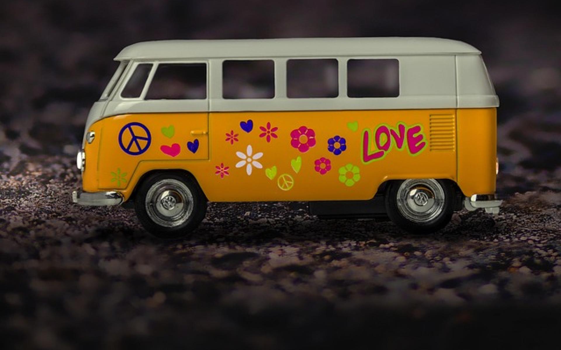 Hippie VW Bus mit Blumen und Peace-Zeichen