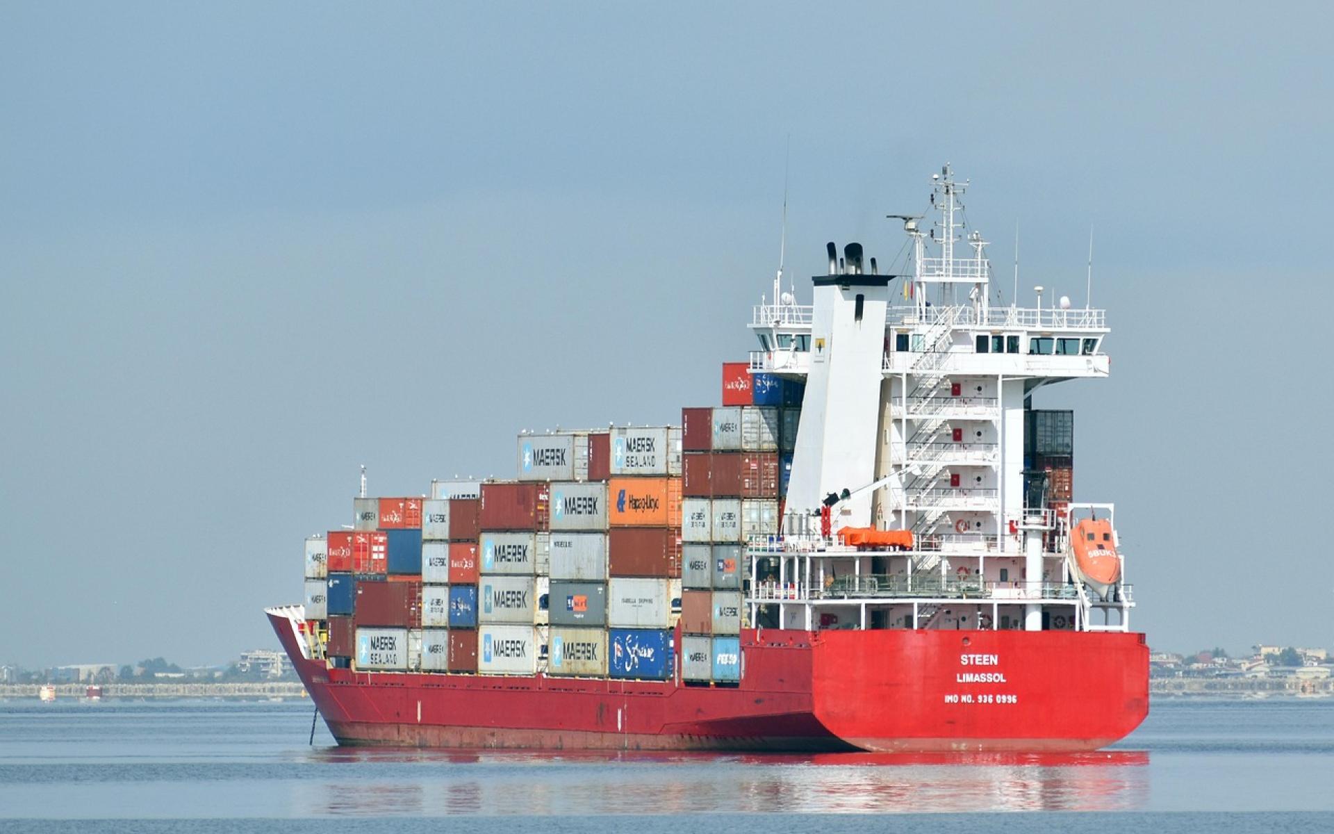 Frachtschiff am Meer